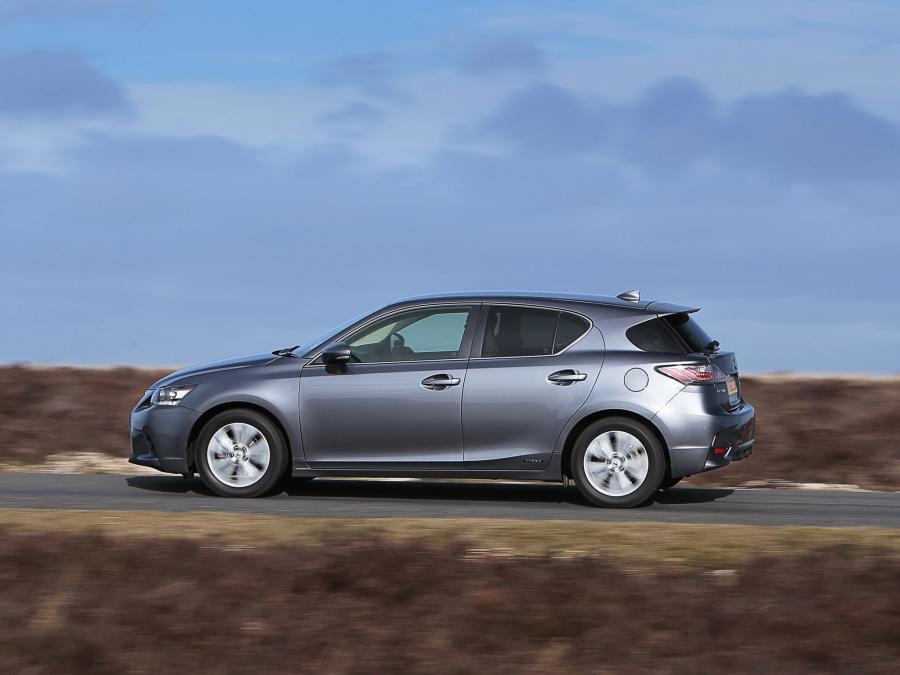  Lexus CT200h 2014 года  (UK) (фото 17 из 19)